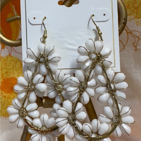 Bay Studio White Flowery pierced dangle earrings beads & wire- lightweight NWT - Picture 2 of 2